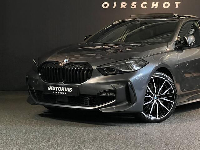 Occasion BMW 120 Executive 178 PK (130 kW) 2021 Grijs (metallic) Hatchback