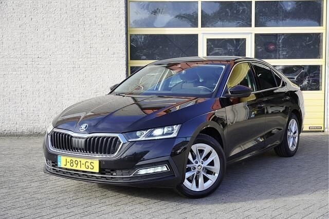 Zwart Gebruikt 2020 Skoda Octavia First Edition Hatchback | € 15.950 (Goede deal) - Afbeelding 1/4