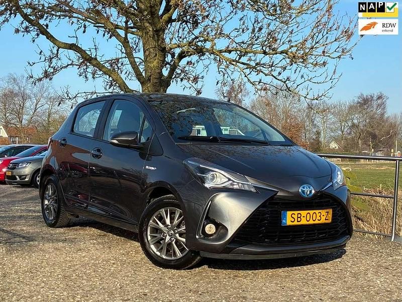 Grijs Occasion 2018 Toyota Yaris Hybrid Design Hatchback | € 10.975 (Super prijs) - Afbeelding 1/4