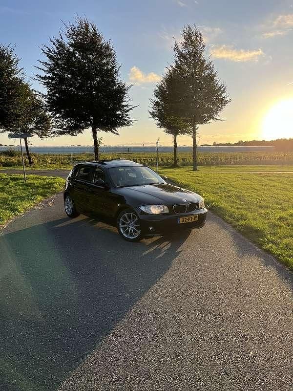 Zwart Gebruikt 2004 BMW 120 Executive Hatchback | € 2.500 (Eerlijke prijs) - Afbeelding 1/4