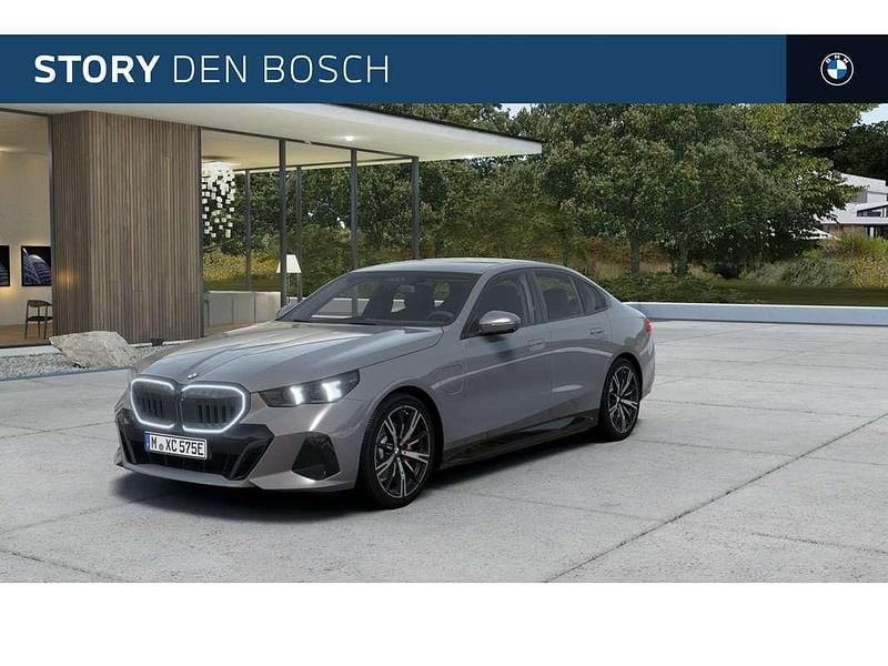 Grijs Nieuw 2025 BMW 530e Executive Sedan | € 83.784 (Eerlijke prijs) - Afbeelding 1/4