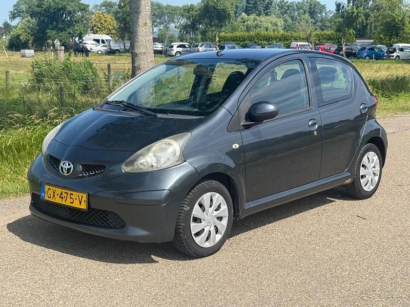 Grijs Gebruikt 2005 Toyota Aygo Hatchback | € 2.100 (Eerlijke prijs) - Afbeelding 1/4