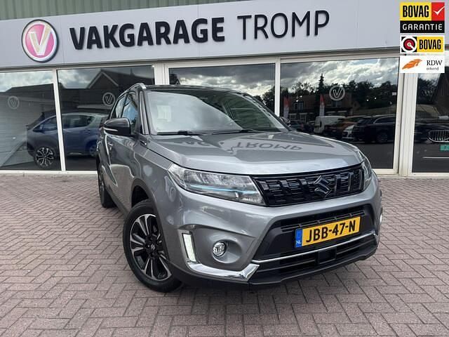 Grijs Occasion 2023 Suzuki Vitara Style SUV | € 23.940 (Eerlijke prijs) - Afbeelding 1/4