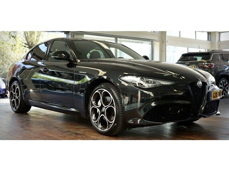 Zwart, metallic lak Gebruikt 2022 Alfa Romeo Giulia Veloce Sedan | € 46.950 (Iets duurder) - Afbeelding 1/4