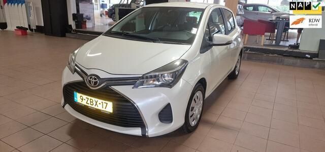 Wit, metallic lak Gebruikt 2015 Toyota Yaris Hatchback | € 8.450 (Eerlijke prijs) - Afbeelding 1/4