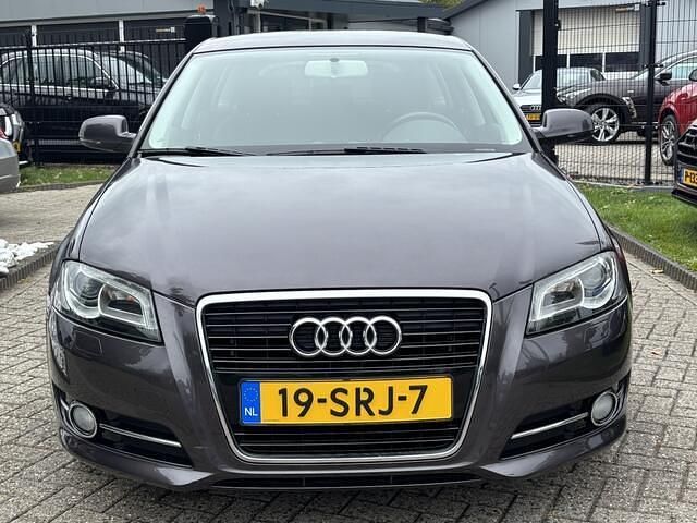 Grijs Gebruikt 2011 Audi A3 Sportback Hatchback | € 9.950 (Eerlijke prijs) - Afbeelding 1/4