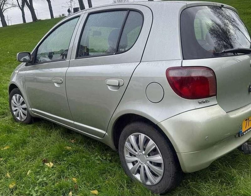 Grijs Gebruikt 2002 Toyota Yaris Sol Hatchback | € 1.200 (Super prijs) - Afbeelding 1/3