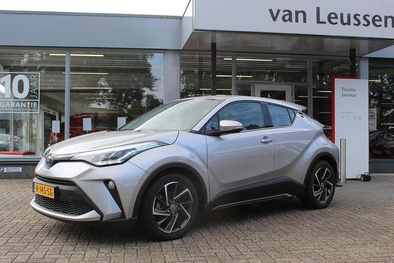 Grijs Gebruikt 2022 Toyota C-HR SUV | € 23.900 (Goede deal) - Afbeelding 1/4