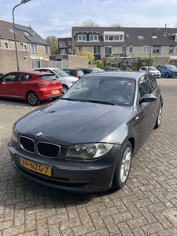 Grijs Gebruikt 2007 BMW 118 Hatchback | € 3.900 (Goede deal) - Afbeelding 1/4