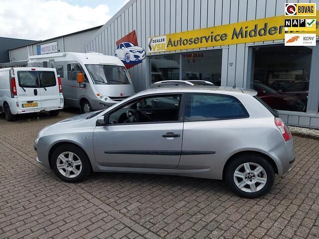 Grijs Gebruikt 2005 Fiat Stilo Young Hatchback | € 1.450 (Eerlijke prijs) - Afbeelding 1/3