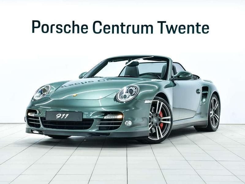 Groen, metallic lak Gebruikt 2009 Porsche 997 Turbo Cabriolet | € 129.900 - Afbeelding 1/4