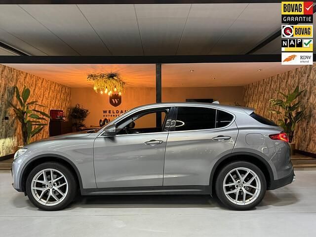 Grijs Gebruikt 2017 Alfa Romeo Stelvio SUV | € 30.985 (Eerlijke prijs) - Afbeelding 1/4