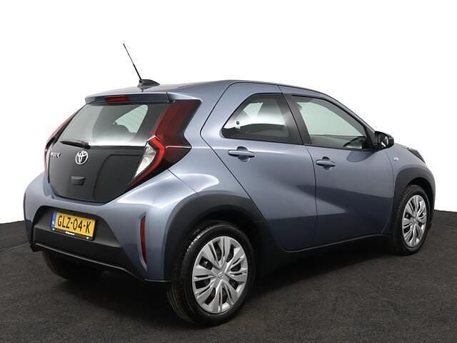 Grijs (metallic) Gebruikt 2024 Toyota Aygo Play Hatchback | € 17.950 (Eerlijke prijs) - Afbeelding 1/3