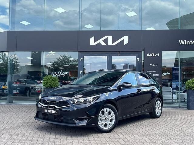 Zwart, metallic lak Nieuw 2025 Kia Ceed Hatchback | € 32.995 (Super prijs) - Afbeelding 1/4