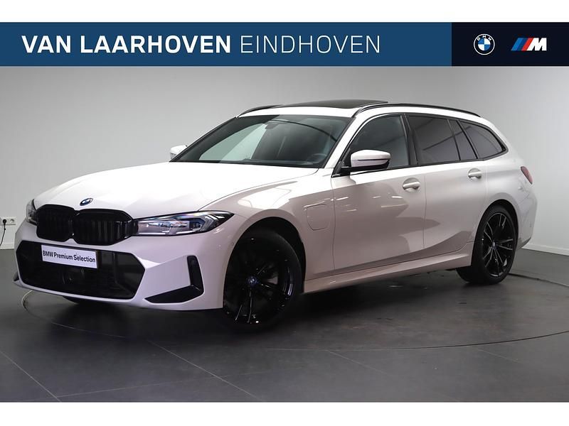 Alpinweiss iii Gebruikt 2024 BMW 330e Executive Stationwagen | € 47.950 (Goede deal) - Afbeelding 1/4