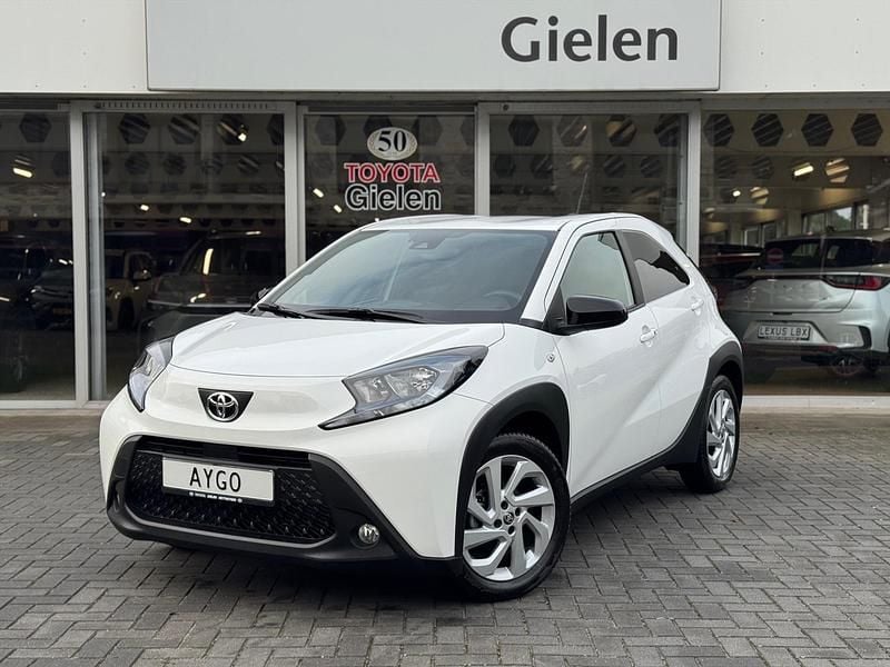 Wit Gebruikt 2024 Toyota Aygo Plus Hatchback | € 18.700 (Eerlijke prijs) - Afbeelding 1/3