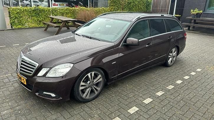 Bruin Occasion 2010 Mercedes E300 Avantgarde Stationwagen | € 4.999 (Eerlijke prijs) - Afbeelding 1/4