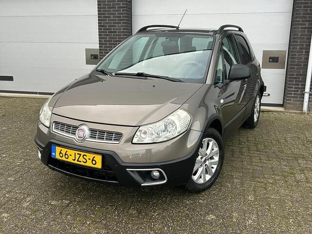 Bruin (metallic) Gebruikt 2009 Fiat Sedici Young SUV | € 6.450 (Eerlijke prijs) - Afbeelding 1/4