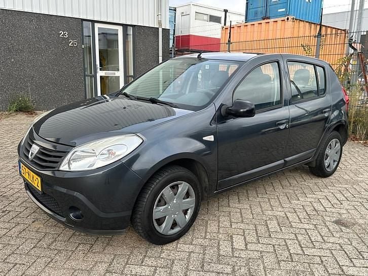 Grijs Gebruikt 2010 Dacia Sandero Ambiance Hatchback | € 1.750 (Eerlijke prijs) - Afbeelding 1/4