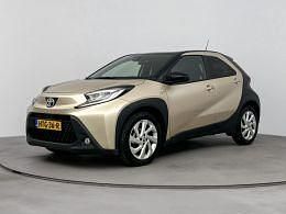 Bruin Gebruikt 2022 Toyota Aygo Premium Hatchback | € 21.200 (Eerlijke prijs) - Afbeelding 1/3