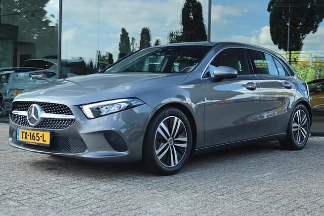 Grijs, metallic lak Gebruikt 2018 Mercedes A180 Premium Hatchback | € 20.750 (Eerlijke prijs) - Afbeelding 1/4