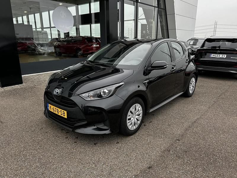 Zwart Gebruikt 2021 Toyota Yaris Active Hatchback | € 16.950 (Goede deal) - Afbeelding 1/3
