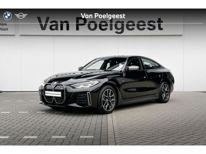 Black sapphire metallic (zwart metallic) Gebruikt 2023 BMW i4 Basis Sedan | € 58.900 (Eerlijke prijs) - Afbeelding 1/4