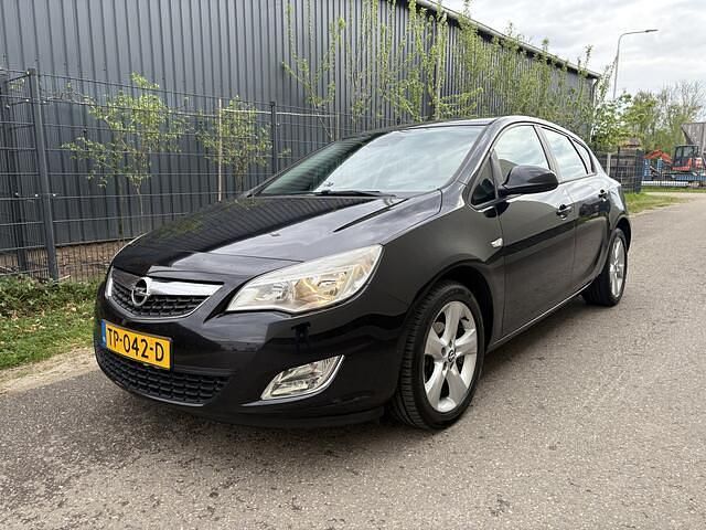 Zwart Gebruikt 2013 Opel Astra Selection Hatchback | € 4.450 (Eerlijke prijs) - Afbeelding 1/4