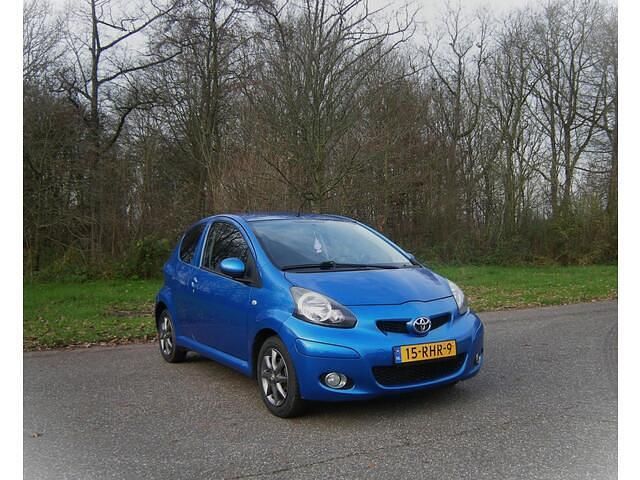Occasion Toyota Aygo 68 PK (50 kW) 2011 Blauw (metallic) Hatchback