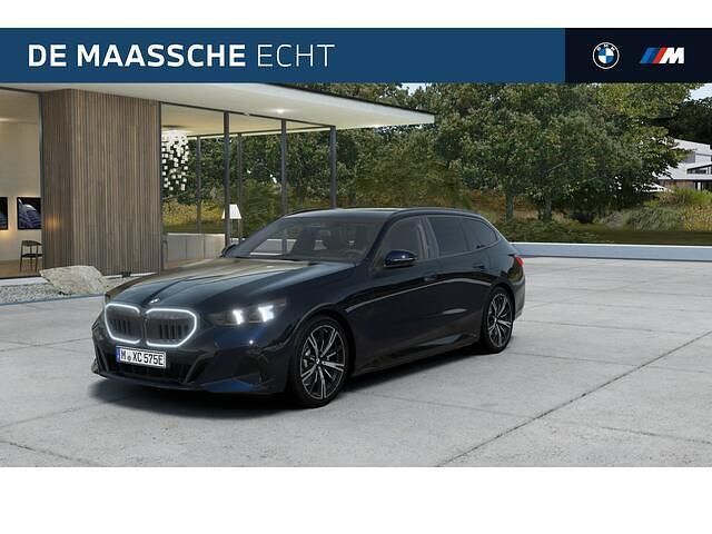 Zwart Nieuw 2025 BMW 530e Comfort Edition Stationwagen | € 95.432 (Duur) - Afbeelding 1/4