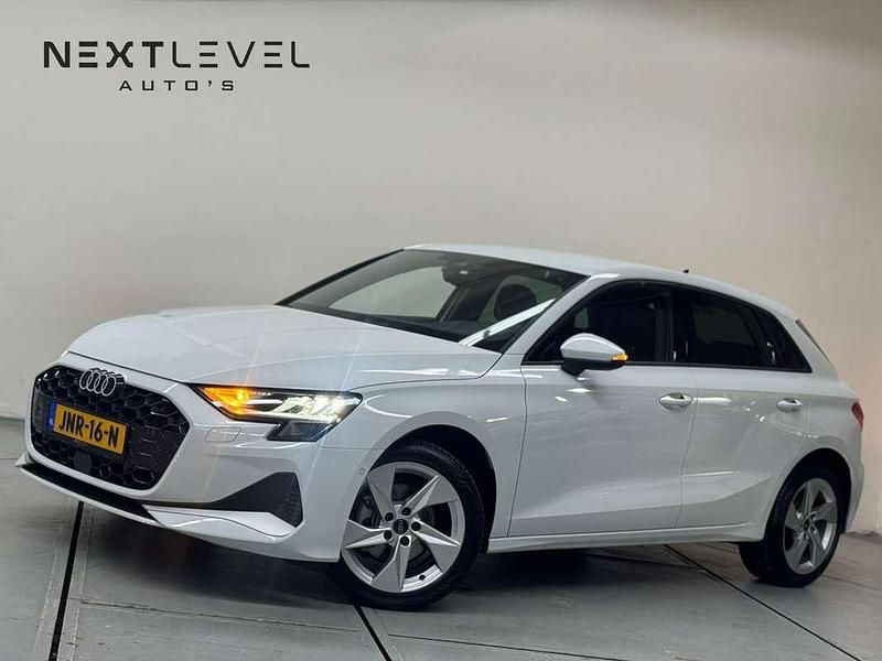 Wit Occasion 2025 Audi A3 Sportback e-tron Comfort Hatchback | € 38.950 - Afbeelding 1/4