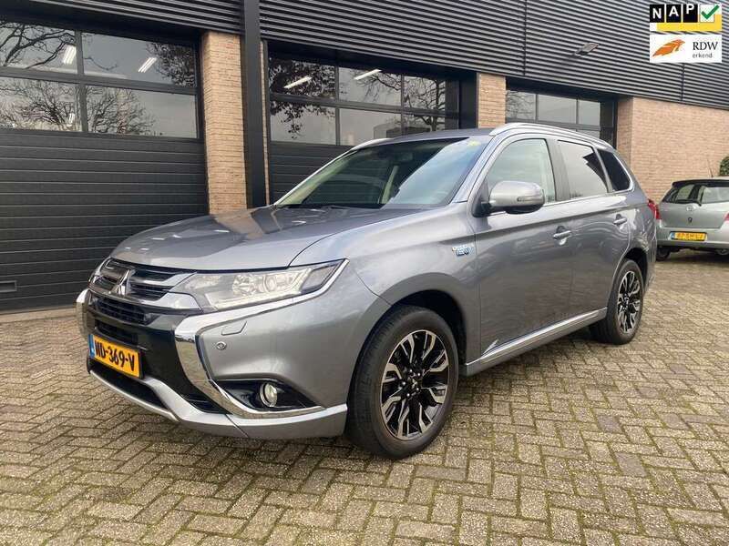 Grijs, metallic lak Gebruikt 2016 Mitsubishi Outlander P-HEV Edition SUV | € 16.950 (Duur) - Afbeelding 1/4