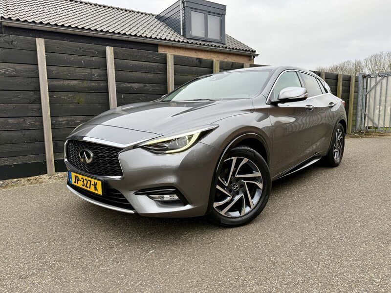Grijs Gebruikt 2016 Infiniti Q30 Premium Hatchback | € 14.450 - Afbeelding 1/4