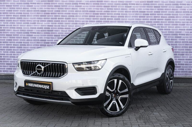 Wit Gebruikt 2022 Volvo XC40 Inscription SUV | € 35.399 (Goede deal) - Afbeelding 1/4