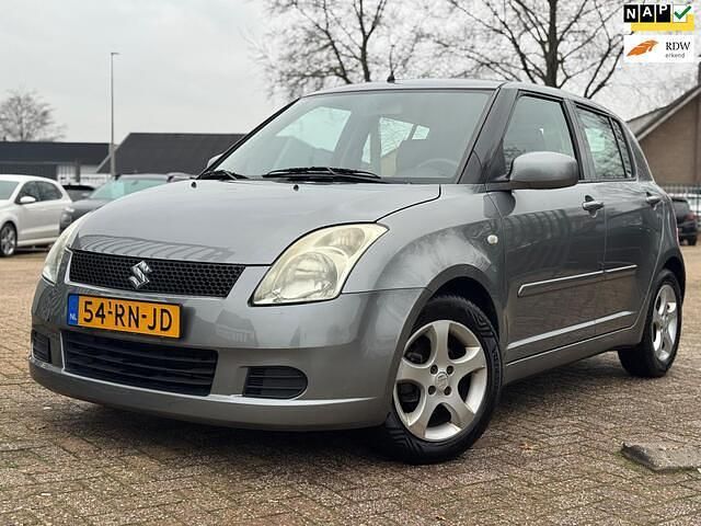 Grijs Gebruikt 2005 Suzuki Swift GLS Hatchback | € 2.650 (Eerlijke prijs) - Afbeelding 1/4