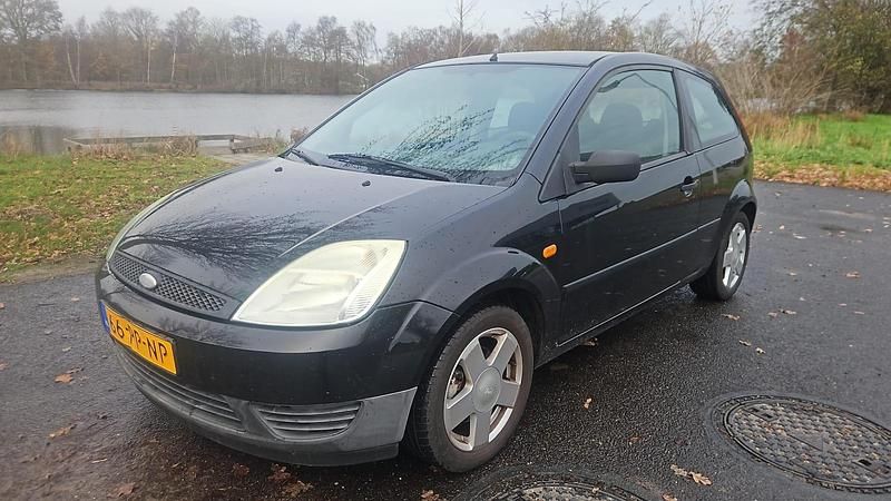 Zwart Gebruikt 2004 Ford Fiesta Hatchback | € 999 (Eerlijke prijs) - Afbeelding 1/4