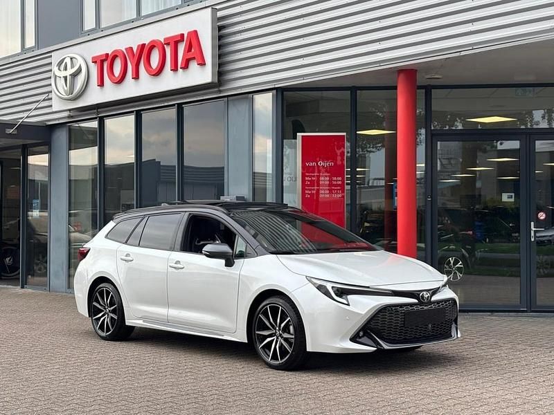 Wit Occasion 2025 Toyota Corolla Hybrid Sport Stationwagen | € 46.995 - Afbeelding 1/4