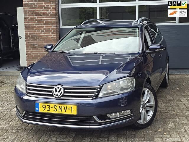 Blauw Gebruikt 2011 VW Passat Highline Stationwagen | € 5.995 (Eerlijke prijs) - Afbeelding 1/4