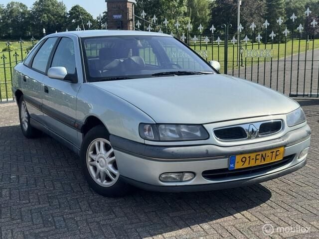 Grijs Gebruikt 2000 Renault Safrane Hatchback | € 1.750 - Afbeelding 1/4