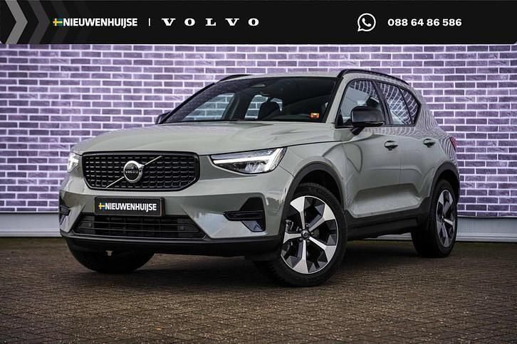Groen Occasion 2025 Volvo XC40 Plus SUV | € 42.399 (Eerlijke prijs) - Afbeelding 1/3