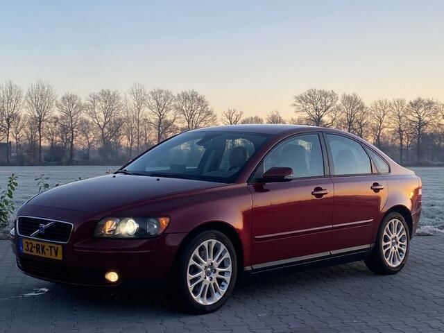 Rood Gebruikt 2005 Volvo S40 Summum Sedan | € 3.400 (Eerlijke prijs) - Afbeelding 1/4