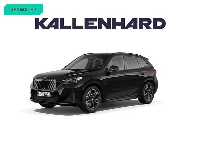 Zwart (metallic) Occasion 2024 BMW iX1 M Sport SUV | € 48.875 (Eerlijke prijs) - Afbeelding 1/2
