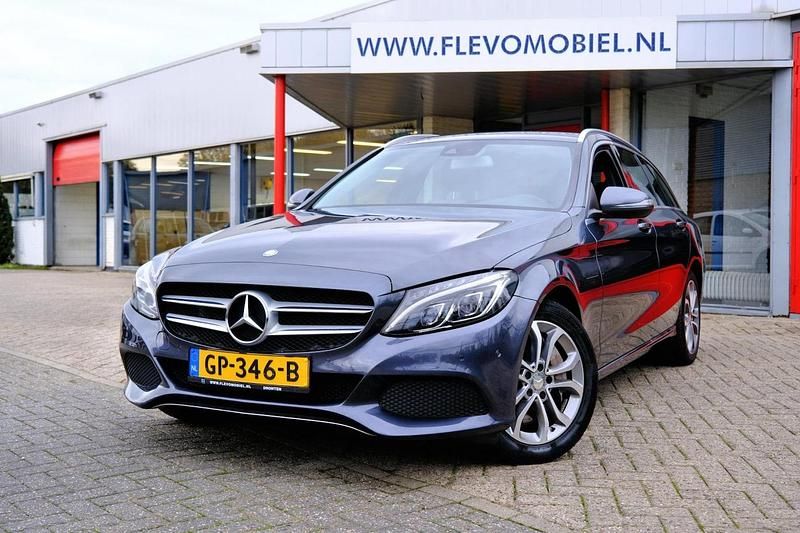 Grijs (metallic) Gebruikt 2015 Mercedes C350 Edition Stationwagen | € 17.450 (Super prijs) - Afbeelding 1/4