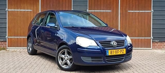 Blauw, metallic lak Gebruikt 2007 VW Polo Hatchback | € 2.350 (Eerlijke prijs) - Afbeelding 1/4