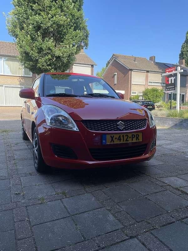 Rood Gebruikt 2013 Suzuki Swift Hatchback | € 6.000 (Eerlijke prijs) - Afbeelding 1/4