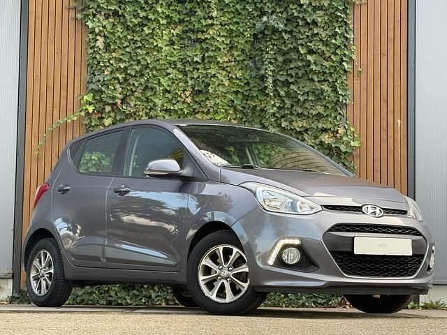 Grijs Gebruikt 2015 Hyundai i10 Comfort Hatchback | € 10.990 (Eerlijke prijs) - Afbeelding 1/4