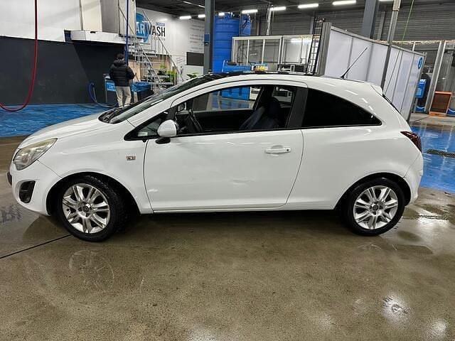 Wit Gebruikt 2011 Opel Corsa Hatchback | € 1.450 (Eerlijke prijs) - Afbeelding 1/4
