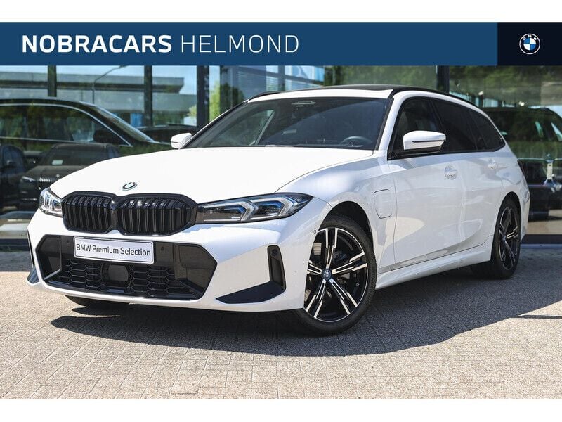 Mineralweiss (licht wit metallic) Gebruikt 2024 BMW 330e Comfort Edition Stationwagen | € 49.850 (Super prijs) - Afbeelding 1/4