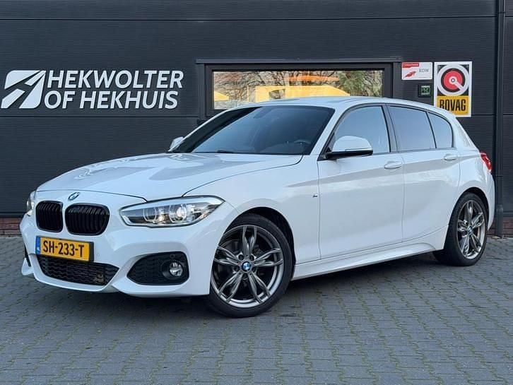 Wit (metallic) Gebruikt 2017 BMW 118 Shadowline Hatchback | € 16.950 (Eerlijke prijs) - Afbeelding 1/4