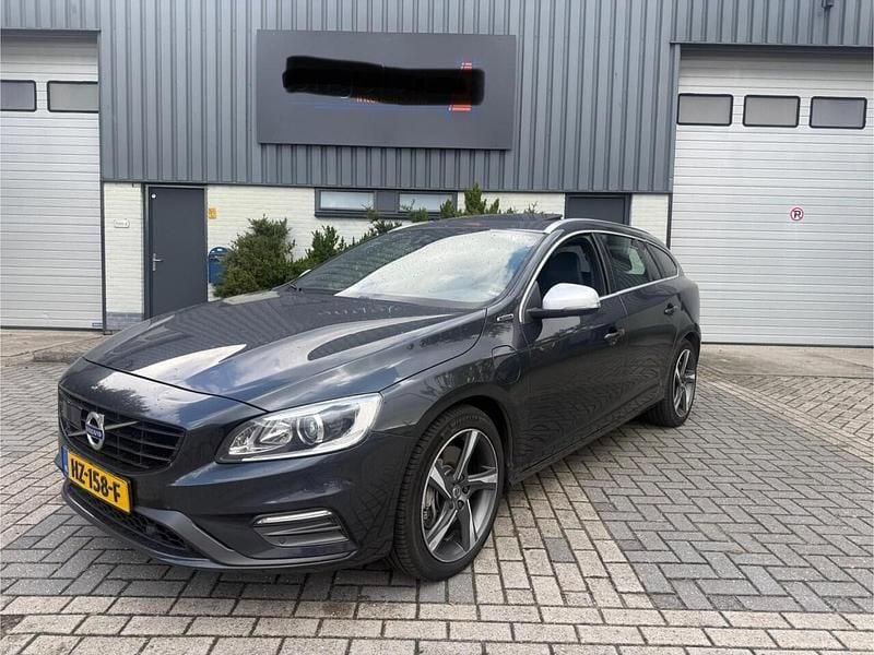 Grijs (metallic) Gebruikt 2015 Volvo V60 R-Design Stationwagen | € 6.450 (Goede deal) - Afbeelding 1/4